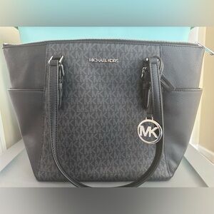 Michael Kors med/lg purse. Barely used, excellent condition.